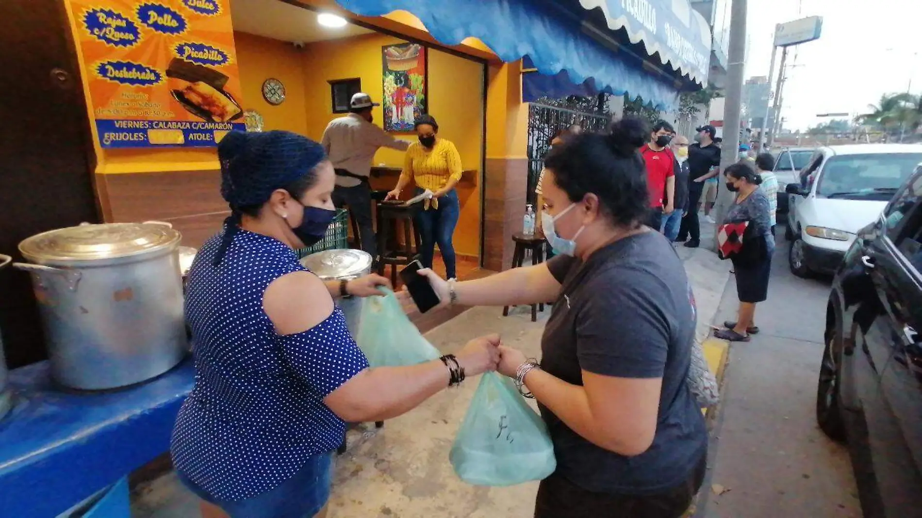 Alrededor de las 18:00 horas, una fila que se extendía a lo largo de una cuadra e integrada por cerca de cien personas podía observarse sobre la avenida Jalisco, a las afueras de Tamales Alma